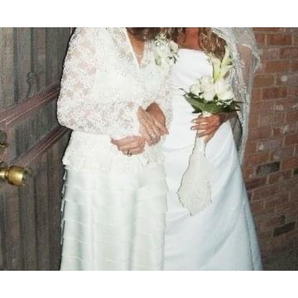 Beautiful lace and bugle beads with satin sash & trim. Size 8 - Picture 12 of 13